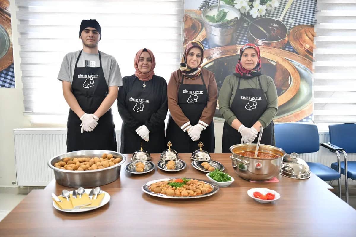 Maharetli Eller, En Güzel Analı-Kızlı Yemeğini Yapmak İçin Yarıştı
