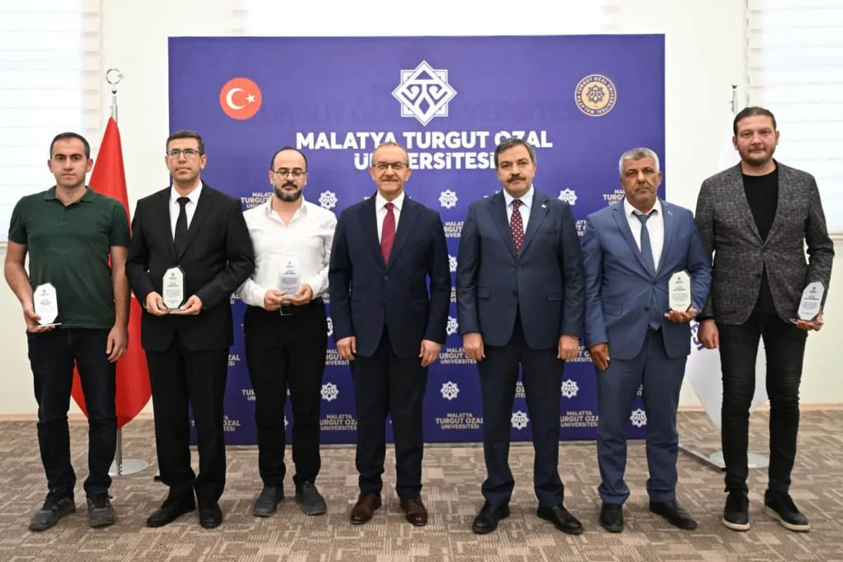 Üniversitemizin Başarılı Akademisyenleri Ödüllendirildi