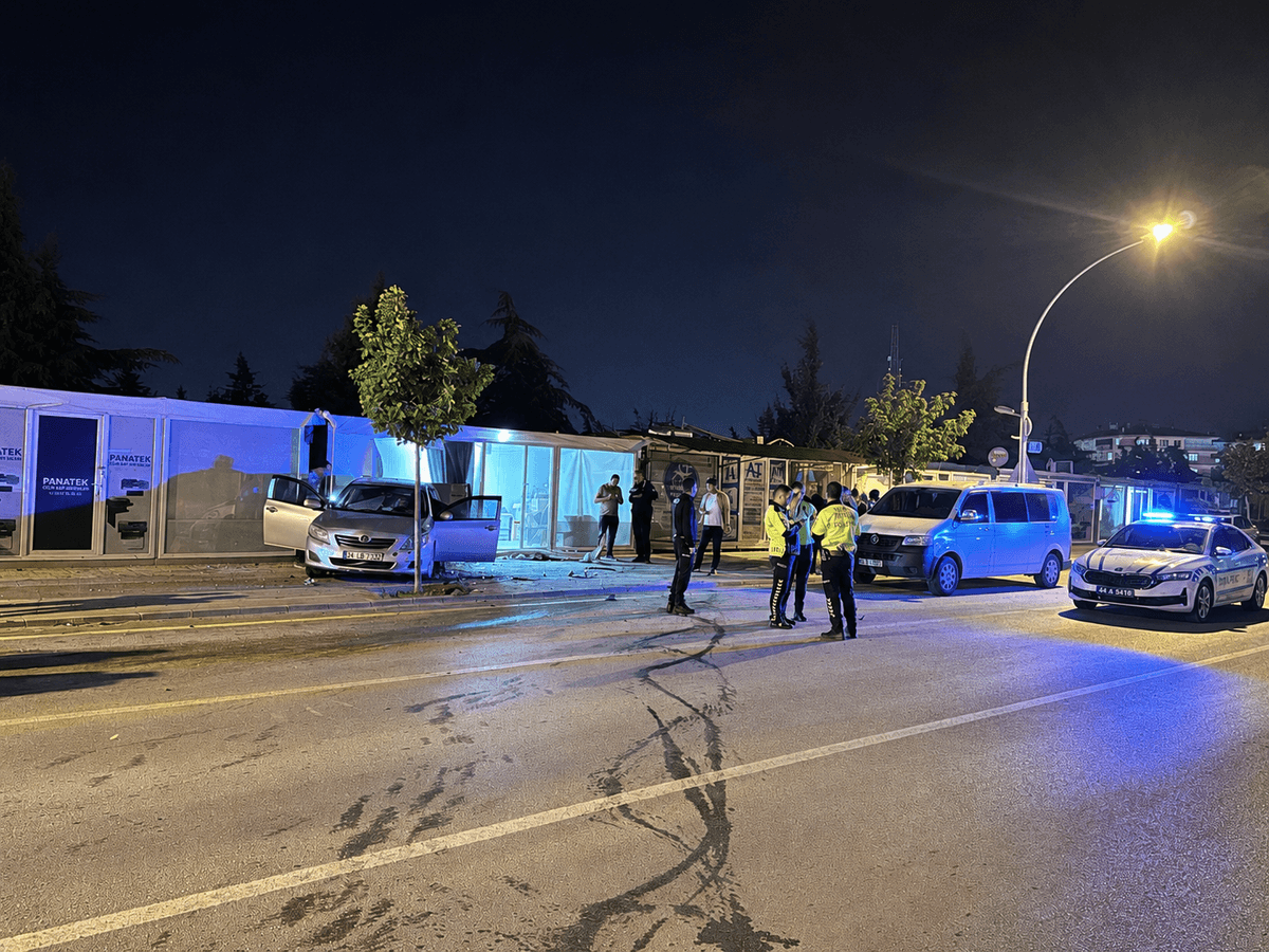 Güney Kuşak Yolu’nda Kaza: Araçlar Savrulup İş Yeri Ve Direğe Çarptı
