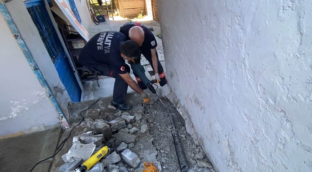 Beton Kırıldı, Boru Kesildi: Yavru Kediye Umut Operasyonu