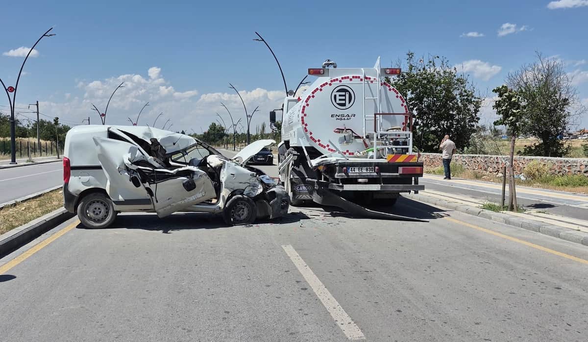 Su Tankerine Çarpan Araçta Can Pazarı: 1 Ağır Yaralı