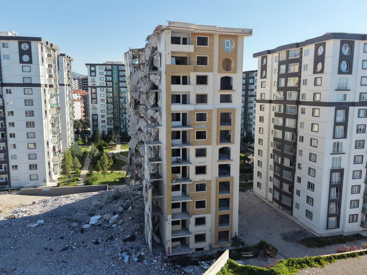 ŞEHRİSTAN EVLERİ'NDE YIKIM DURDU!  “Bu Binalar Gerçekten Yıkılmalı mıydı?” Tartışması Yeniden Alevlendi
