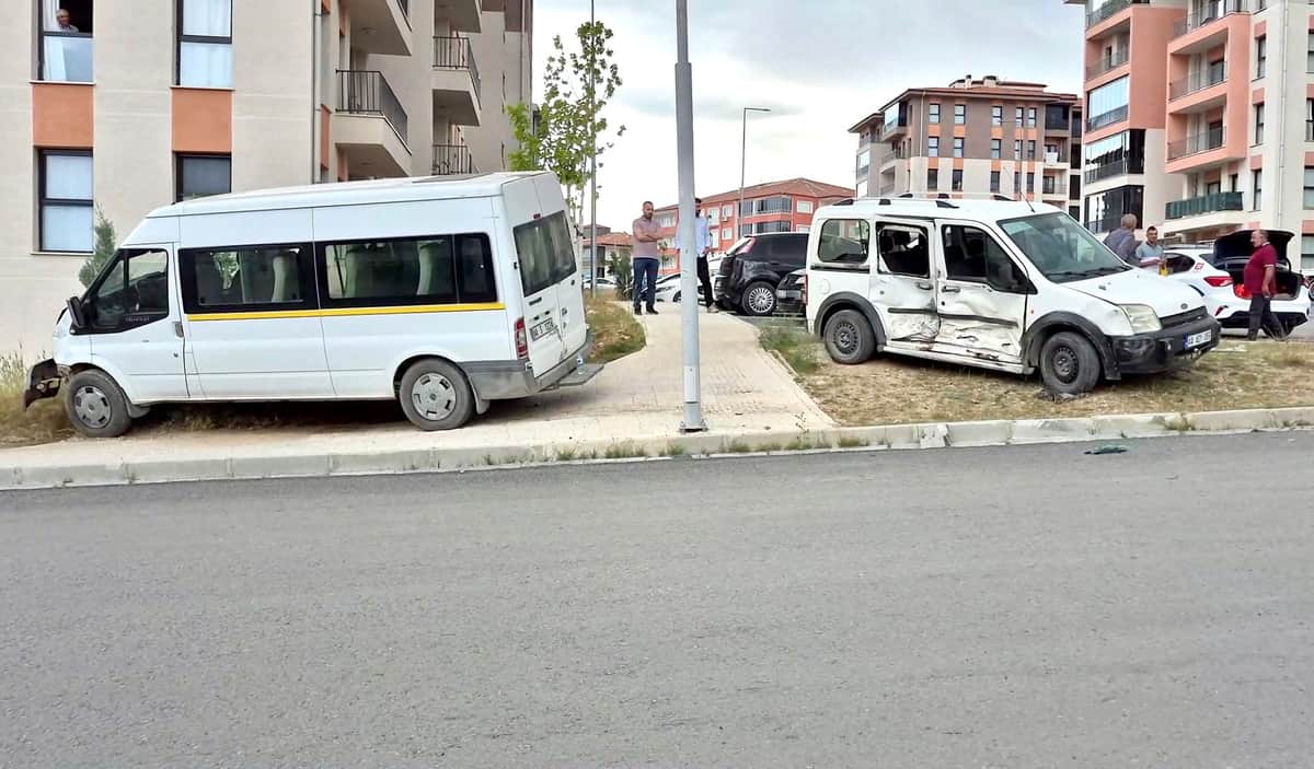 Minibüs ile Hafif Ticari Araç Çarpıştı: 2 Yaralı