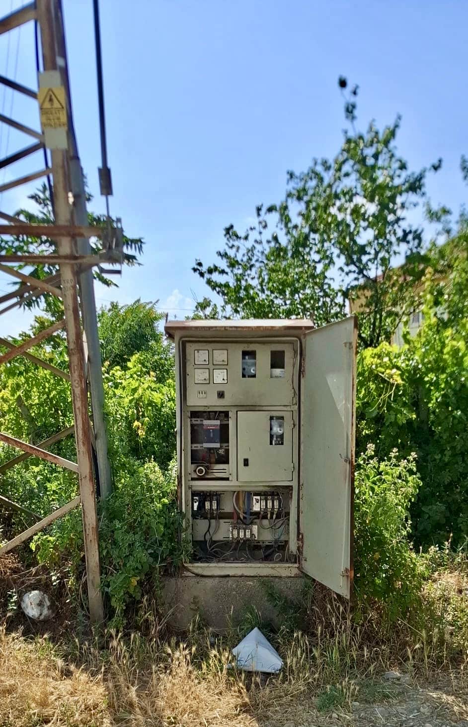 Açık Elektrik Panoları Mahalleliyi Endişelendiriyor