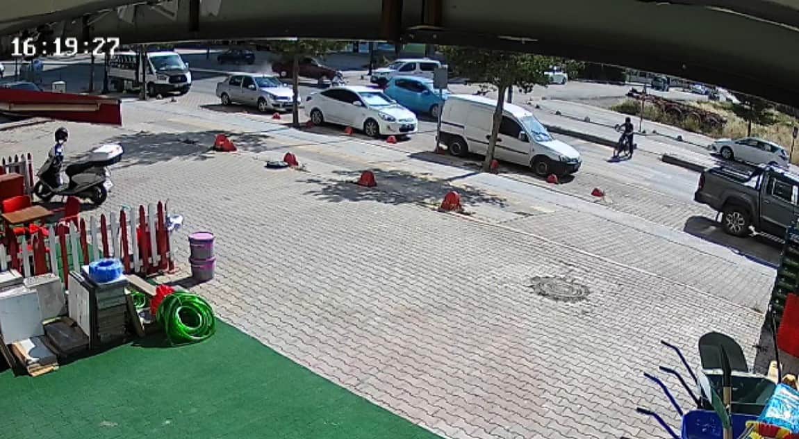Yaya Geçidinde Zincirleme Tehlike Kamerada: Refüje Çıkıp Karşı Şeride Geçti