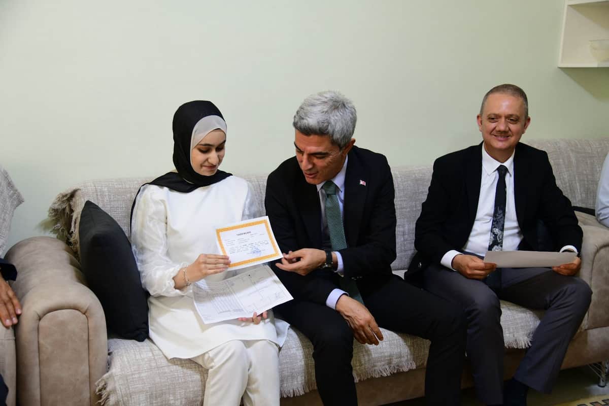 Engelleri Azmiyle Aştı, Mezuniyet Belgesini İl Müdürünün Elinden Aldı