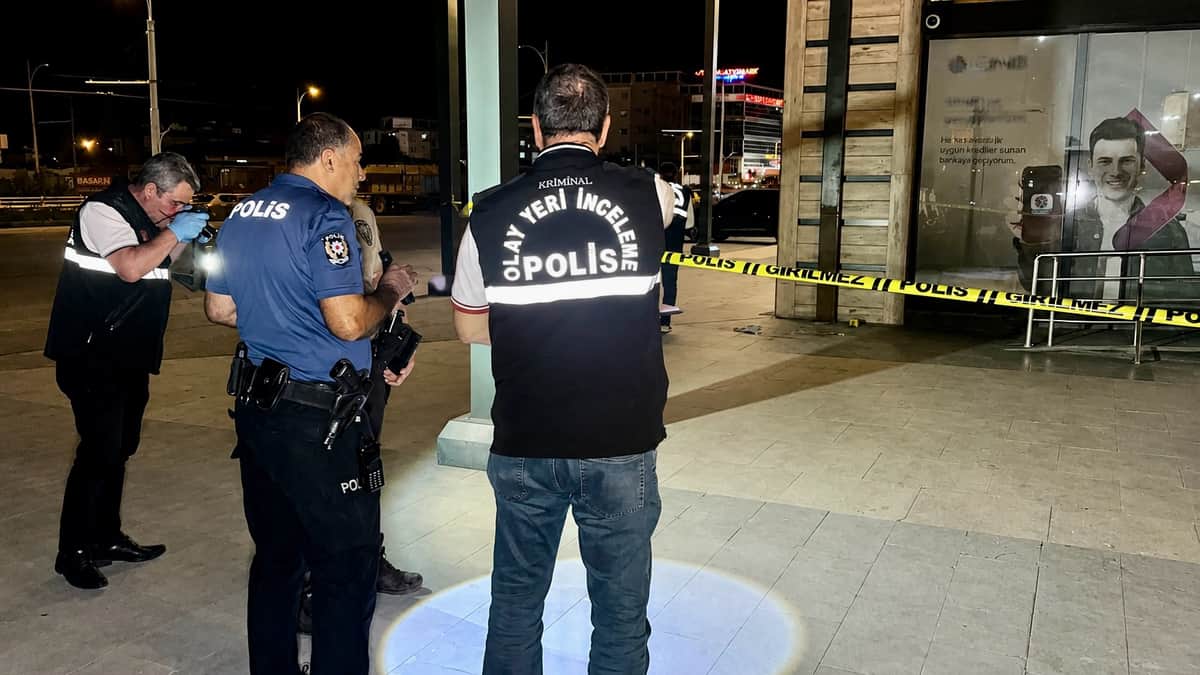 AVM Yanında Silahlı Kavga: 1 Yaralı