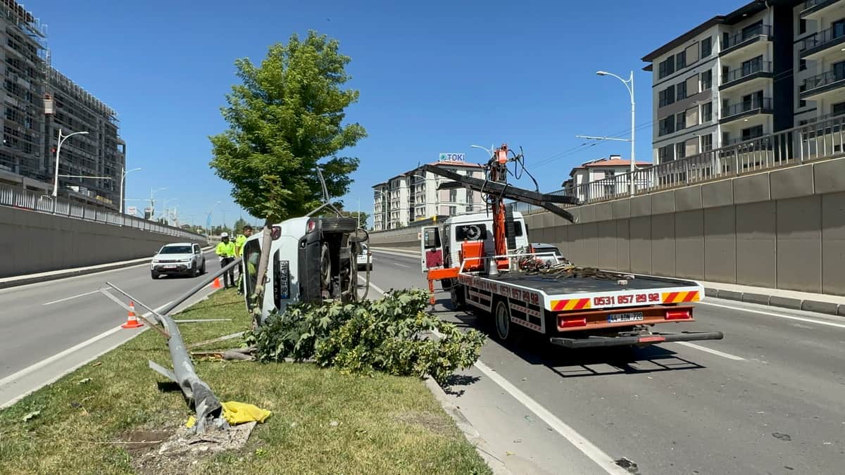 Battalgazi Alt Geçidinde Kaza: 3 Yaralı