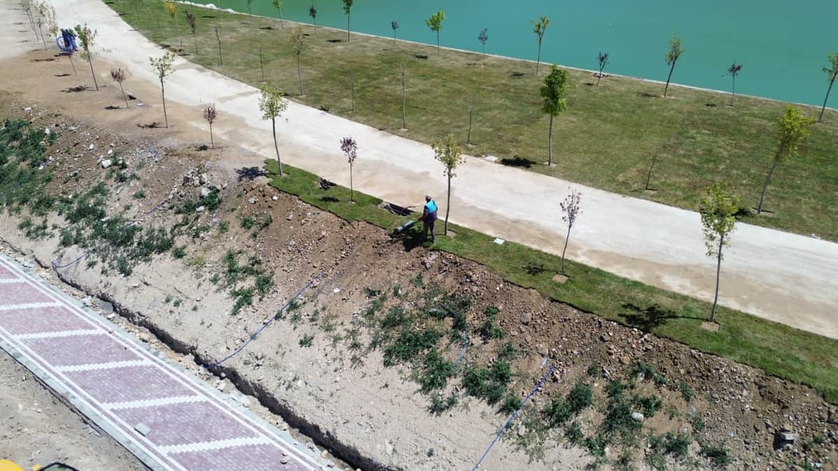 Battalgazi’de Tasarruf Seferberliği: Park ve Bahçeler Kendi Ürettiği Çim ve Fidanlarla Güzelleşiyor
