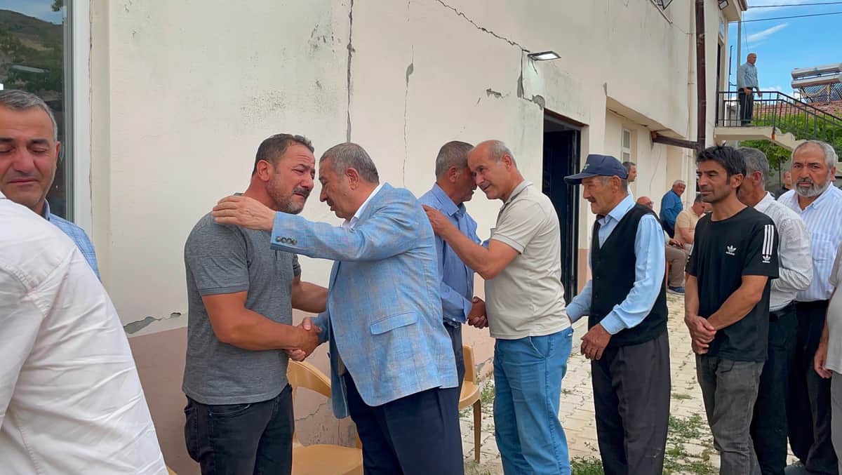 Anne, Baba ve Kızları Yan Yana Defnedildi