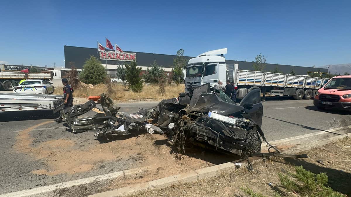 Tıra Arkadan Çarpan Otomobil Hurdaya Döndü: Sürücü Ağır Yaralı