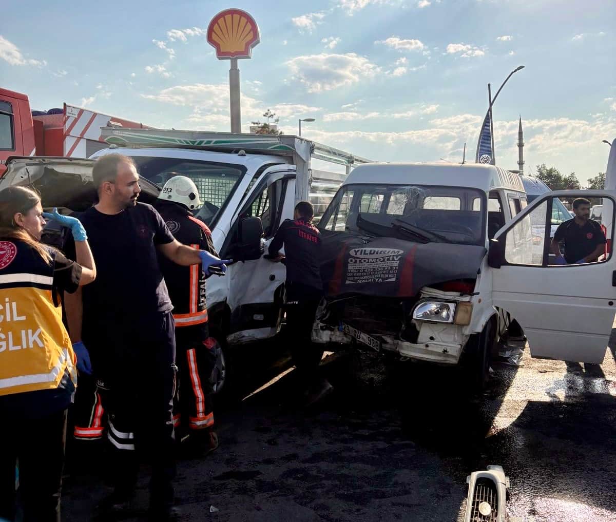 Yakınca’da Minibüs ile Kamyonet Çarpıştı: 6 Kişi Yaralandı