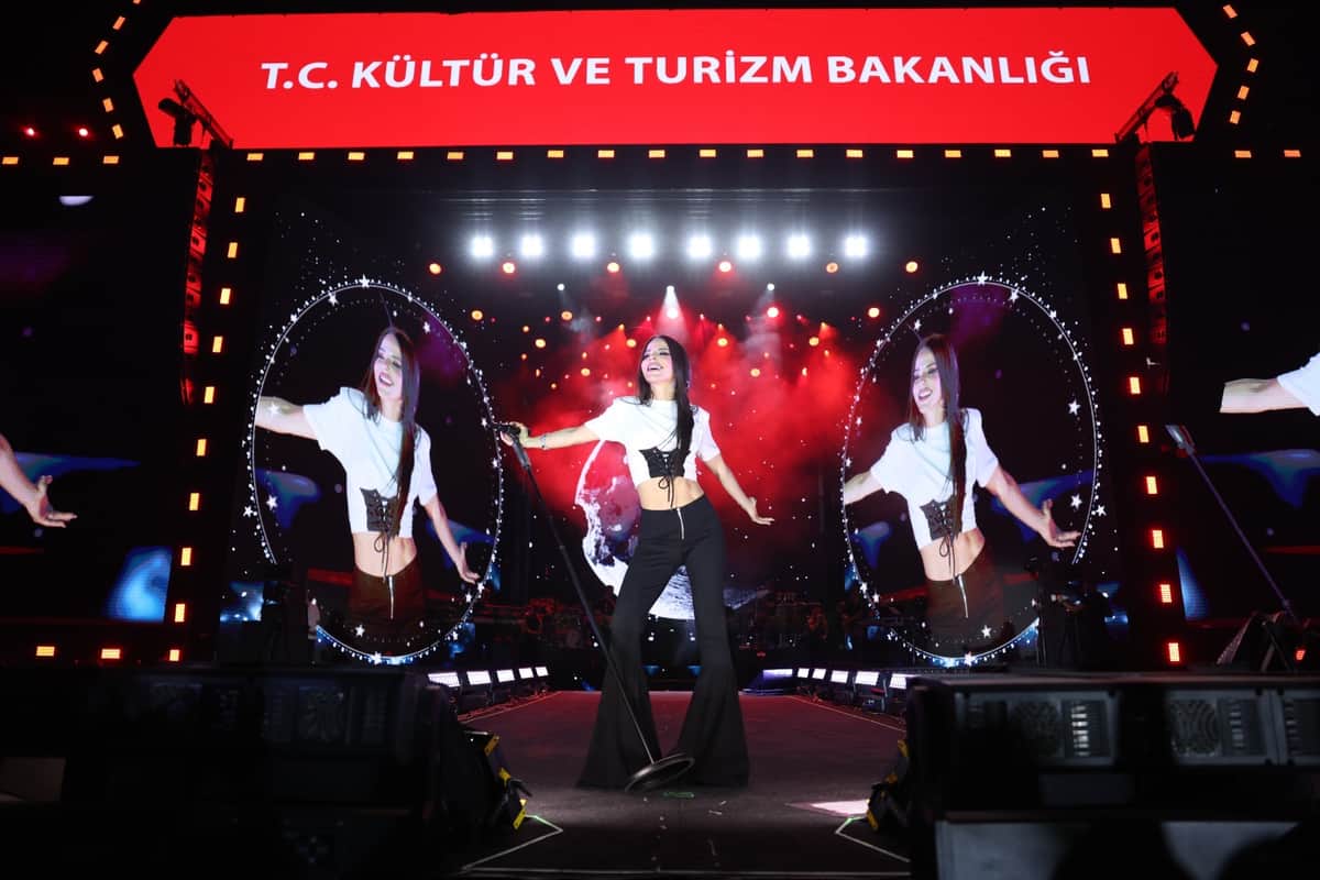 Simge Malatya’da Sevilen Şarkılarıyla Sahne Aldı