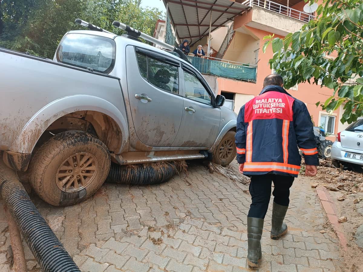 Hekimhan’da Sağanak Dereleri Taşırdı, Kayısı Sergenleri Zarar Gördü