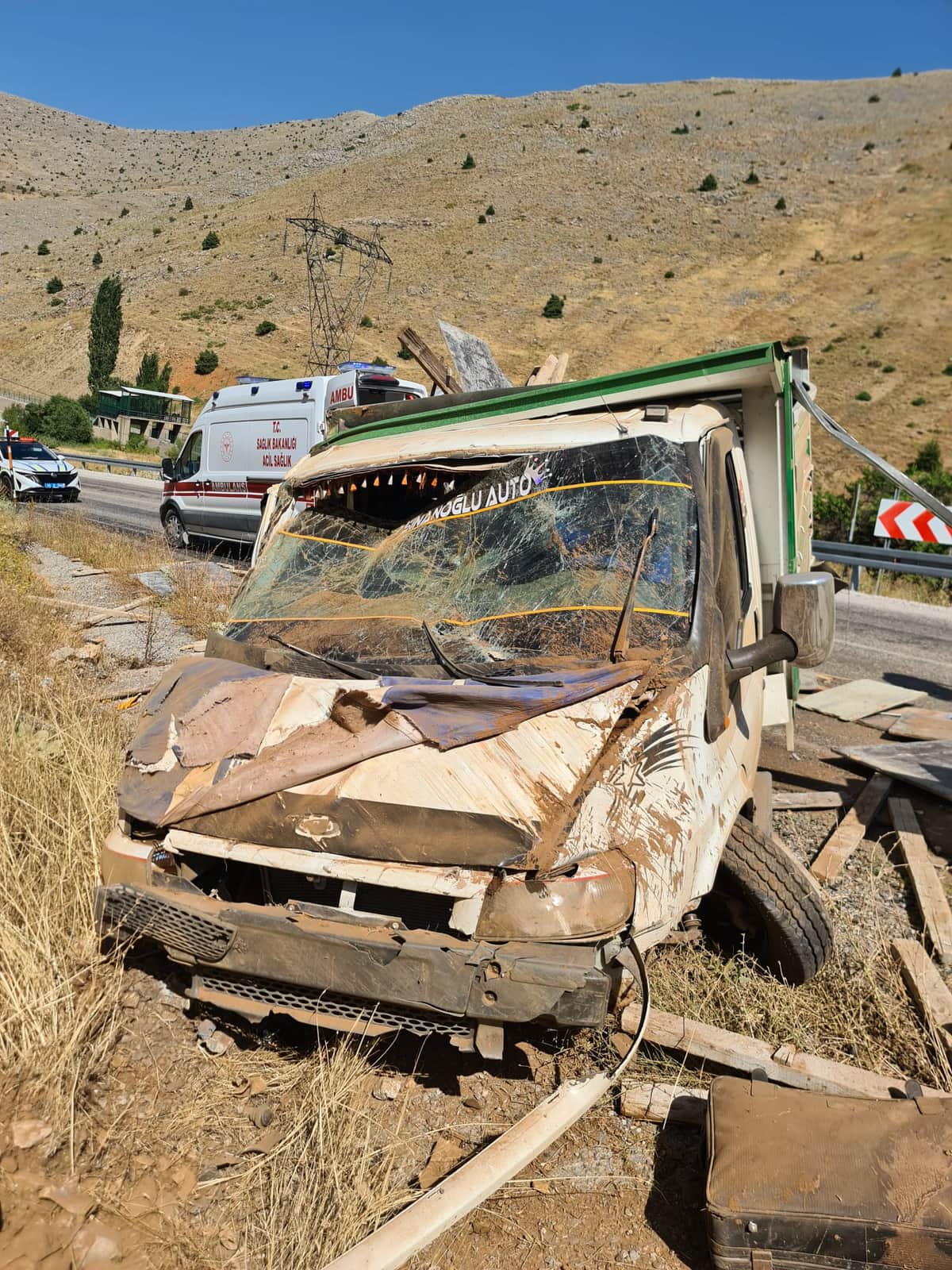 Kontrolden Çıkan Kamyonet Toprak Alana Çarptı: 2 Yaralı