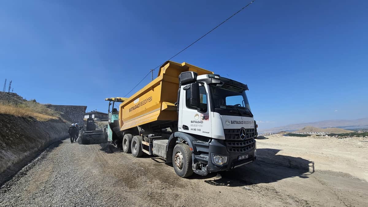 Battalgazi’de Asfalt Mesaisi: Kırsalda 9 Kilometrelik Yol Yenilendi