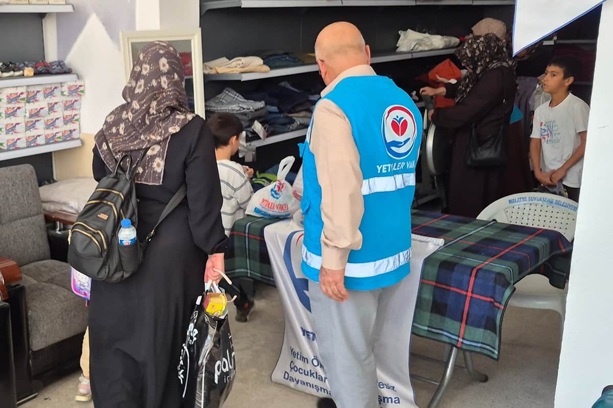 Yetimler Vakfından 80 Aileye Eğitim ve Gıda Desteği