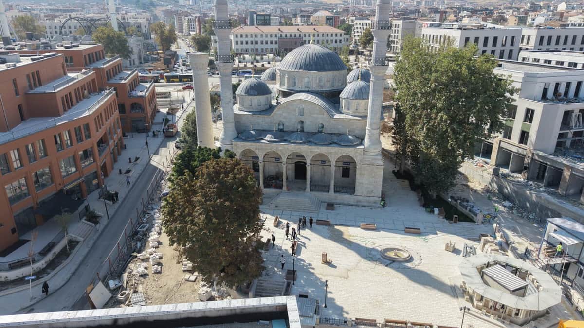 Şemsiye Sokak ve Yeni Cami Ay Sonunda Açılıyor