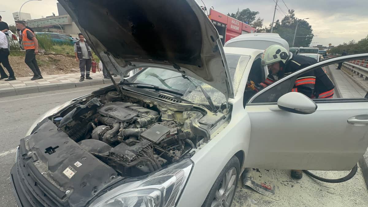 Malatya’da Seyir Halindeki Otomobilde Yangın Paniği