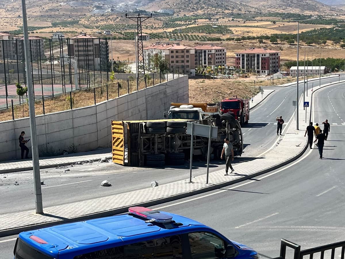 Malatya’da İki Hafriyat Kamyonu Çarpıştı: 1 Yaralı