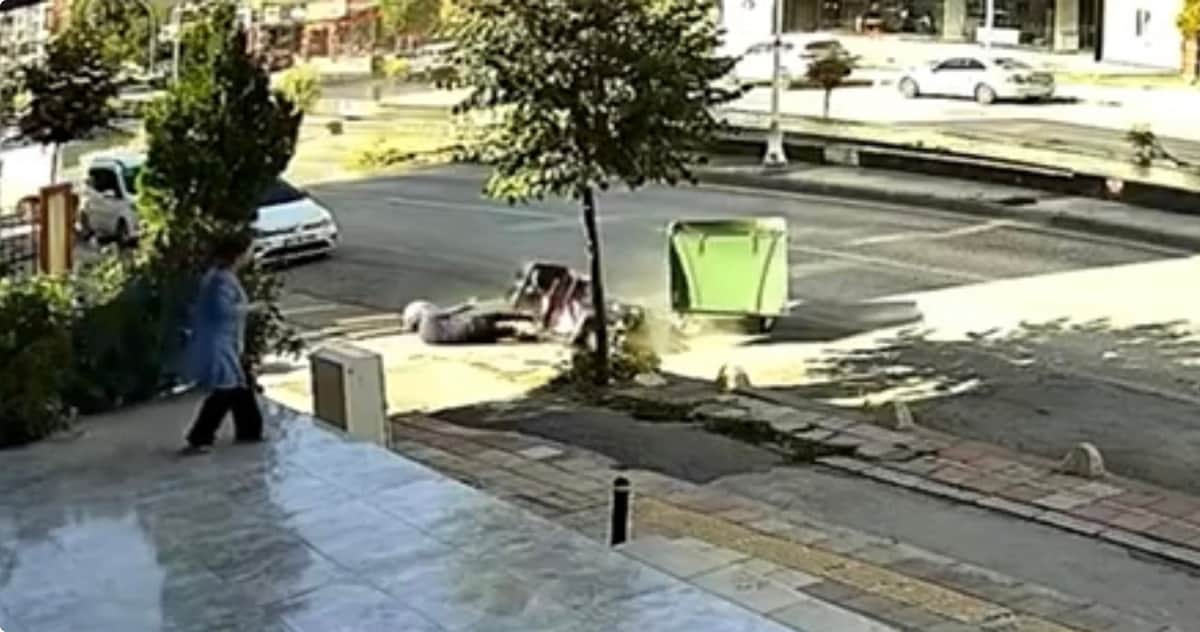 Kontrolden Çıkan Otomobil Motosiklete Çarptı: O Anlar Kamerada
