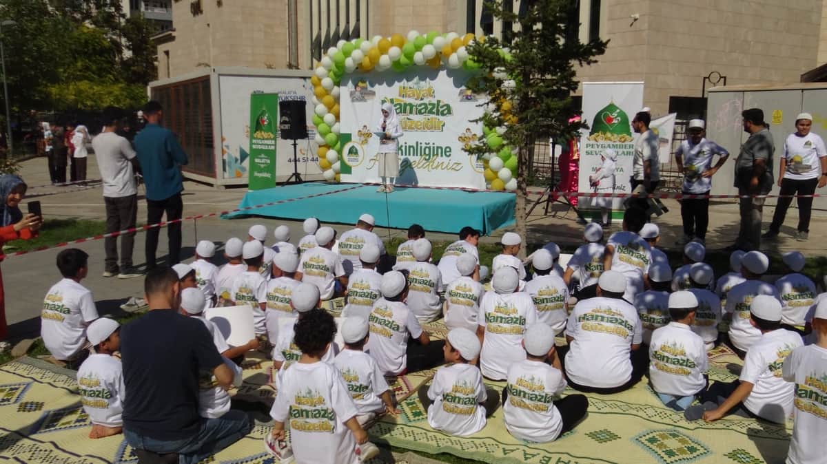 Malatya’da Çocuklardan “Hayat Namazla Güzeldir” Yürüyüşü