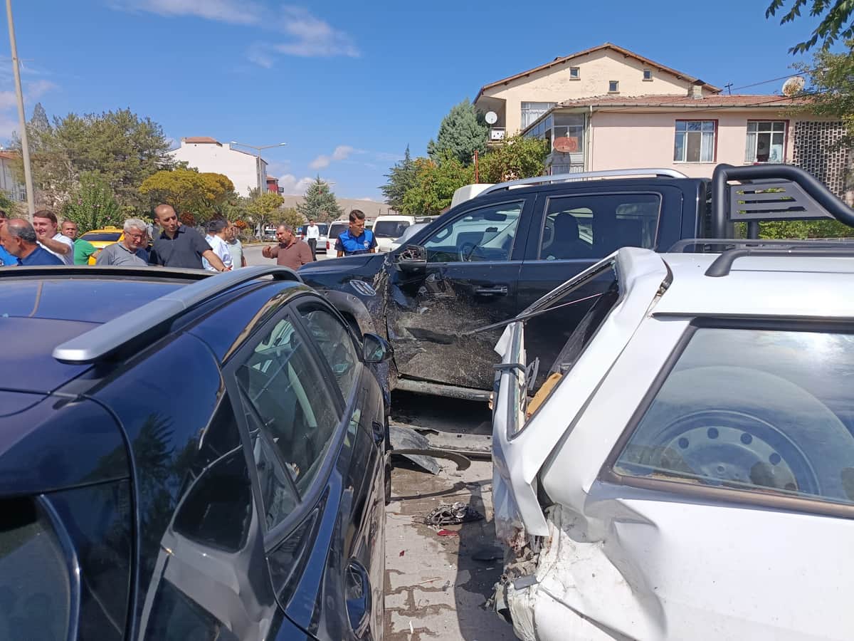 Kontrolden Çıkan Araç Park Halindeki 4 Araca Çarptı