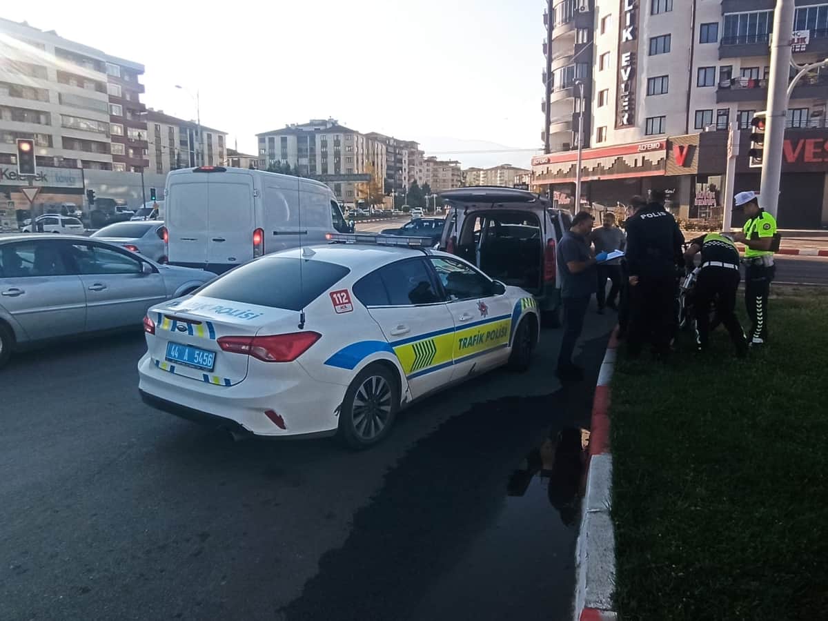 Otomobilin Çarptığı Elektrikli Bisiklet Sürücüsü Ağır Yaralandı