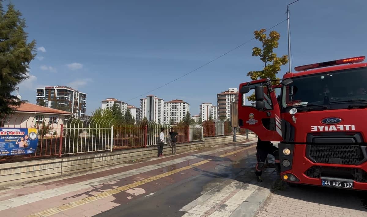 Okul Bahçesinde Çıkan Yangın Korkuttu