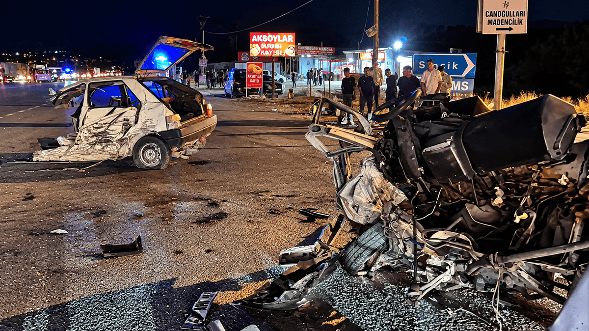Otomobilin İkiye Ayrıldığı Kazadan Acı Haber