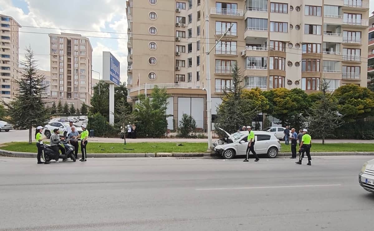 Malatya’da otomobil trambüs direğine çarptı: 2’si çocuk 4 yaralı
