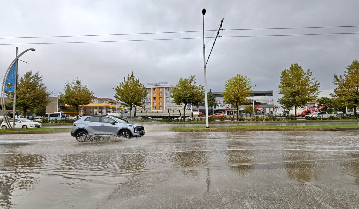 Malatya’da Sağanak Etkili Oldu: Yollarda Su Birikintileri Oluştu