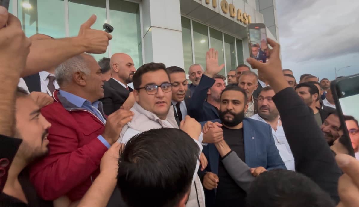 Sadıkoğlu: “Burası Siyaset Meydanı Değil”