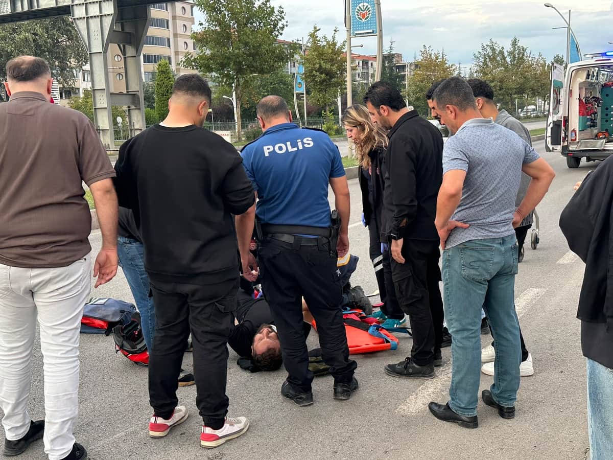 Malatya’da Otomobilin Çarptığı Motosiklet Sürücüsü Yaralandı