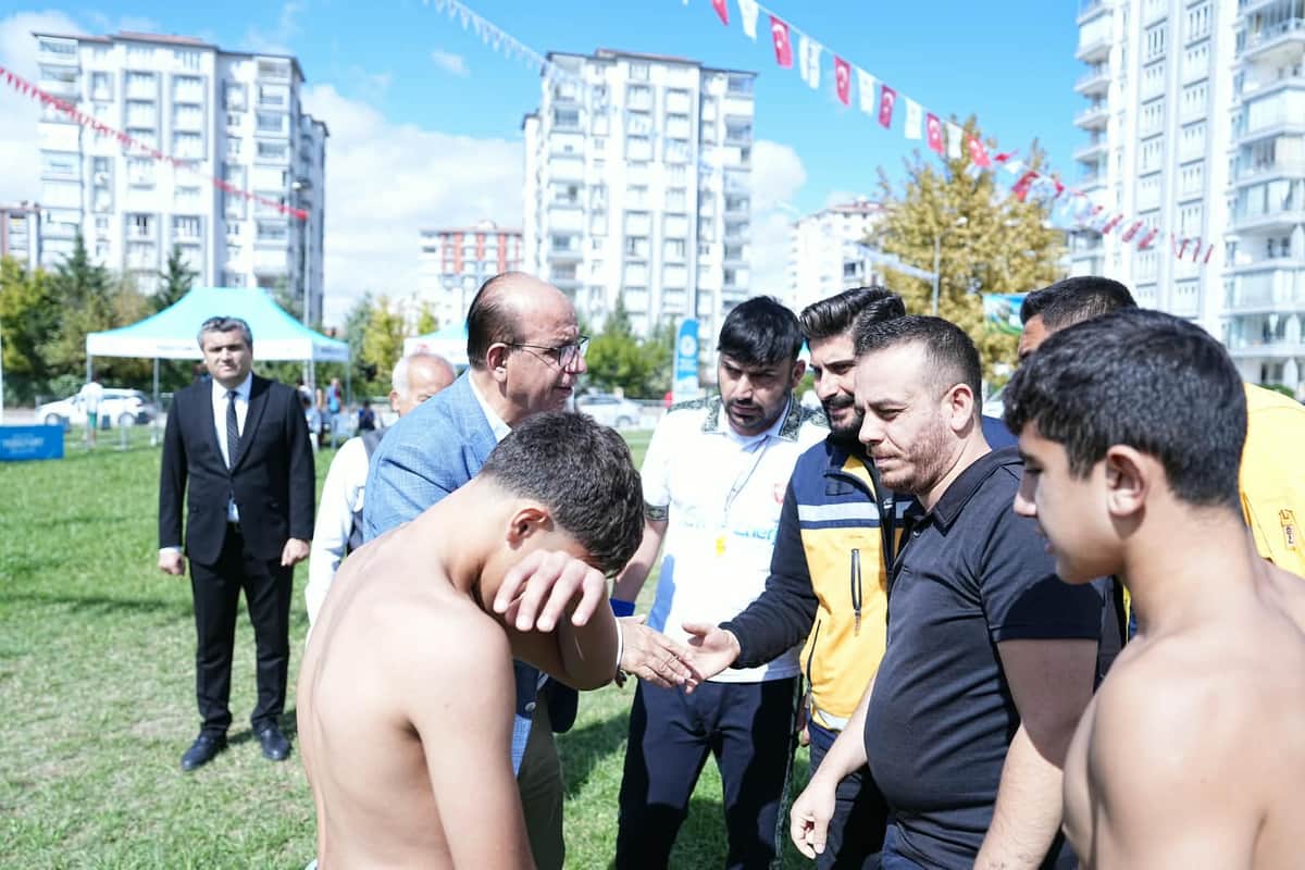 Başkan İlhan Geçit’ten Sakatlanan Güreşçiye İlk Müdahale