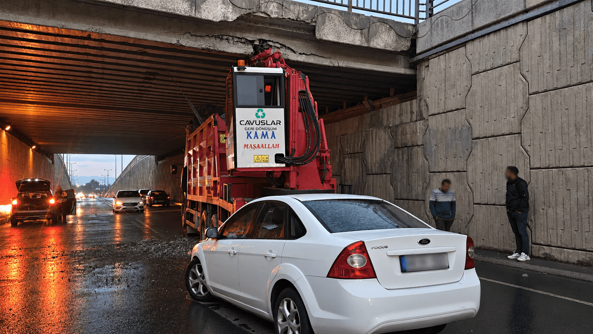 Vinç Köprüye Çarptı, Otomobil Arkadan Vurdu: 2 Yaralı