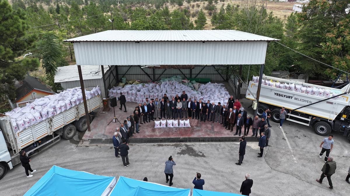 Yeşilyurt’ta Çiftçinin Yem Yükünü Hafifleten Destek