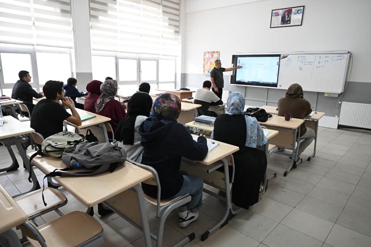 Malatya’da 200 Öğrenciye Ücretsiz Üniversiteye Hazırlık Desteği