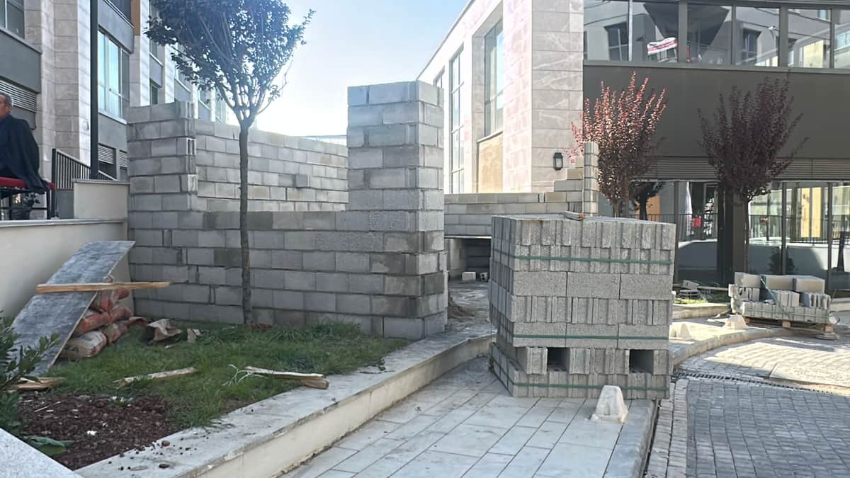 Yeni Çarşısında Yanlıştan Dönüldü: Muhtarlık Binası Yıkıldı