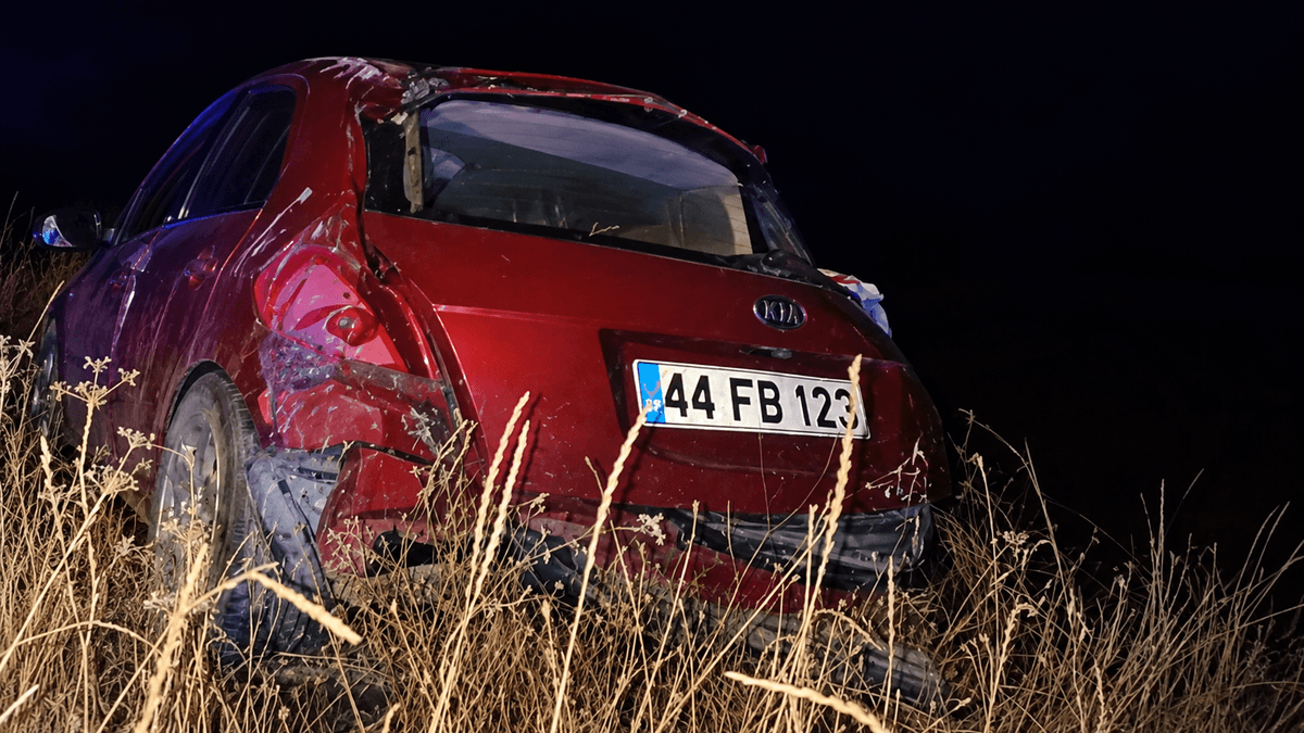 Malatya’da Otomobil Şarampole Devrildi: 2 Ağır Yaralı