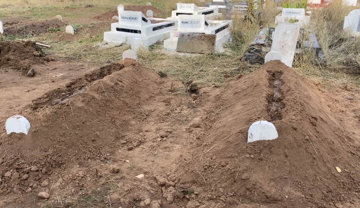 Anne ve Oğlu Yan Yana Toprağa Verildi: Aile İki Acıyı Birden Yaşadı