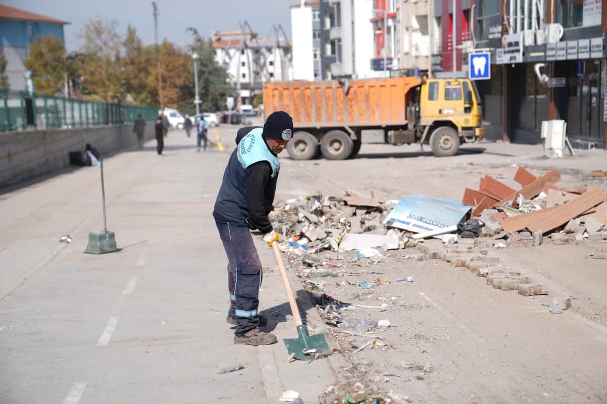 Battalgazi’de Konteynerlerin Kaldırıldığı Alanlarda Hummalı Temizlik Mesaisi