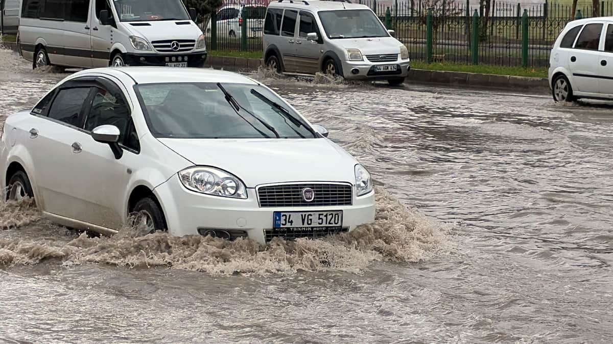 Malatya’da Sağanak Yağış Hayatı Olumsuz Etkiledi