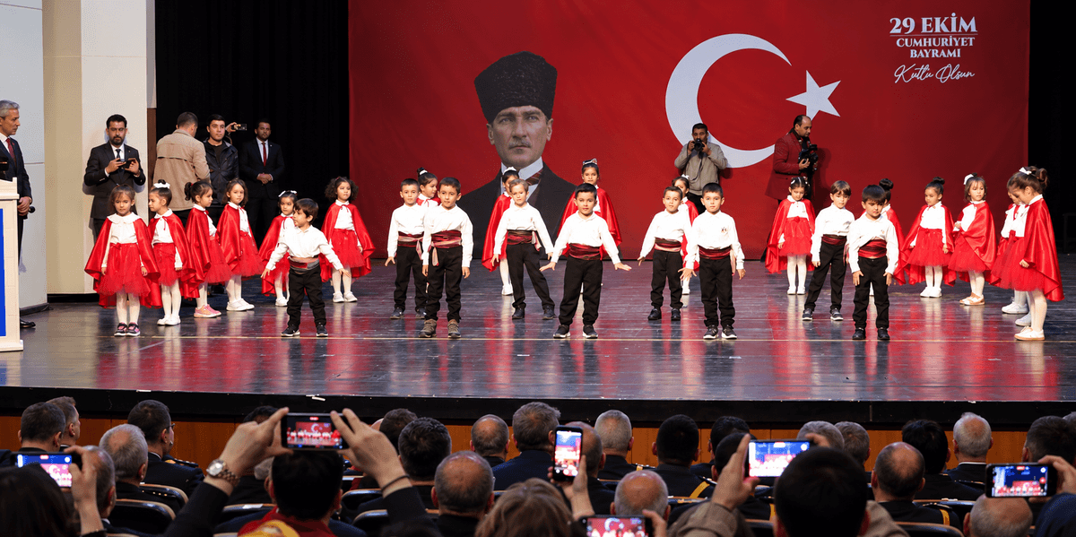 Malatya’da Cumhuriyet Coşkusu Salona Sığmadı