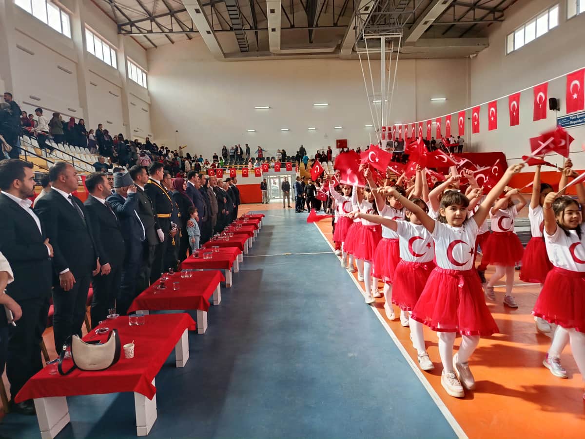 Darende’de Cumhuriyet Coşkusu Salona Sığmadı