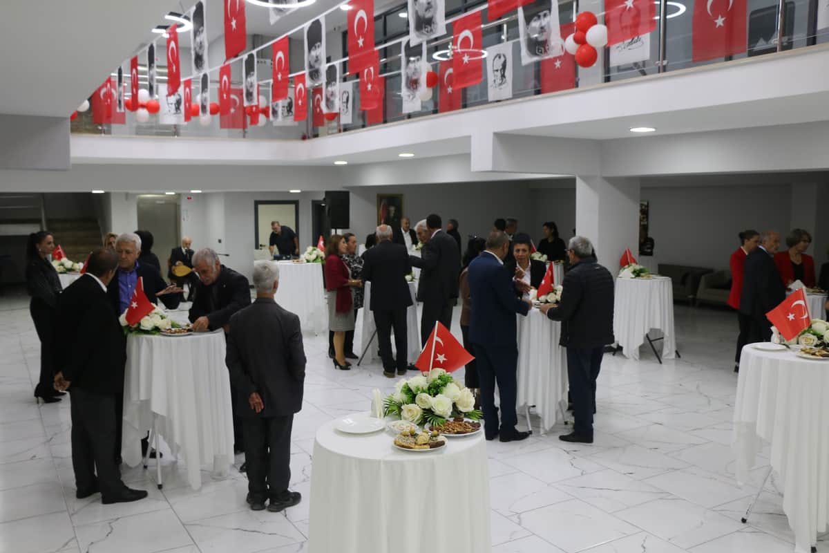 Hekimhan’da Cumhuriyet Coşkusu Salona Sığmadı! 103. Yıla Görkemli Kutlama