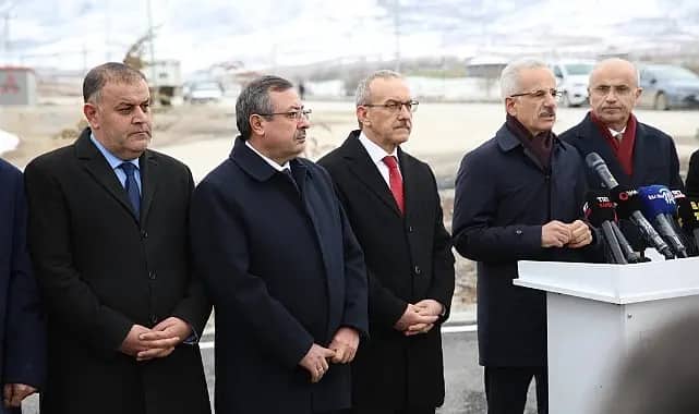 Bakan Uraloğlu ve AK Parti Malatya İl Başkanı Ali Bakan, İkizce Deprem Konutları Şantiyesi'ni Ziyaret Etti