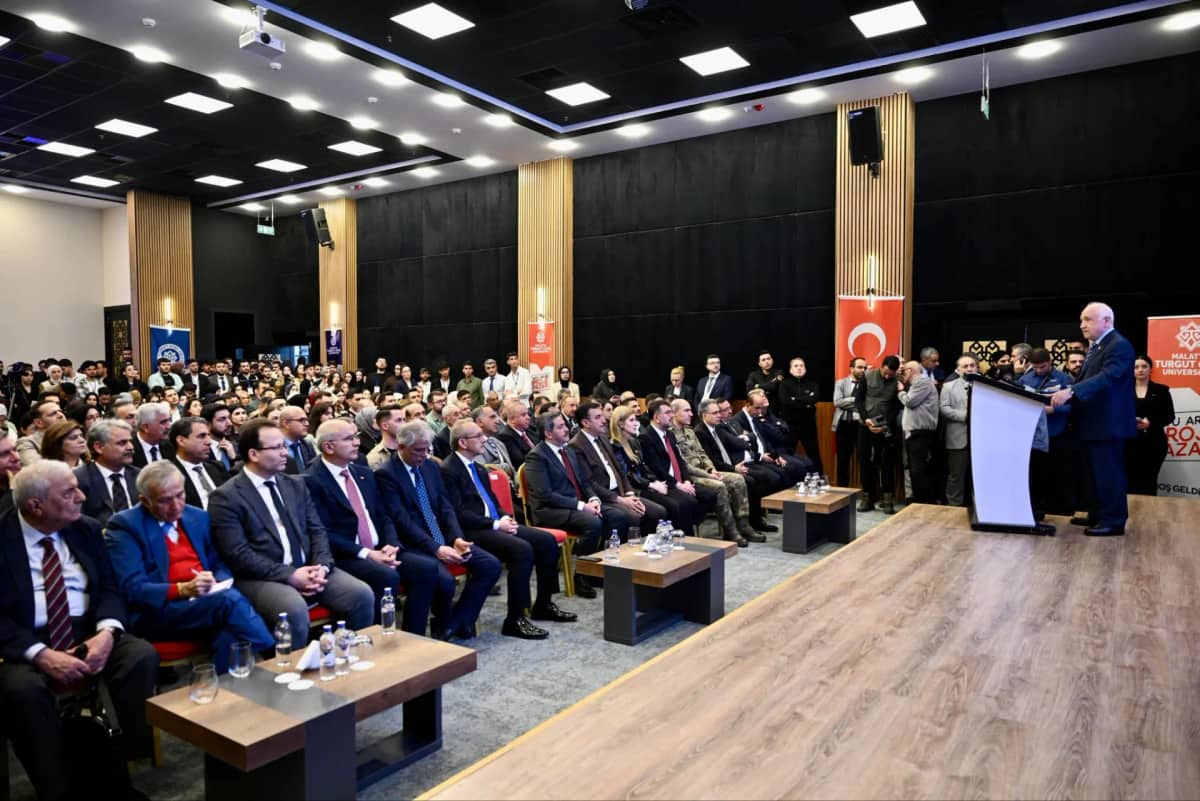 “Özallı Yıllar” Konferansı Malatya’da Yoğun Katılımla Gerçekleştirildi