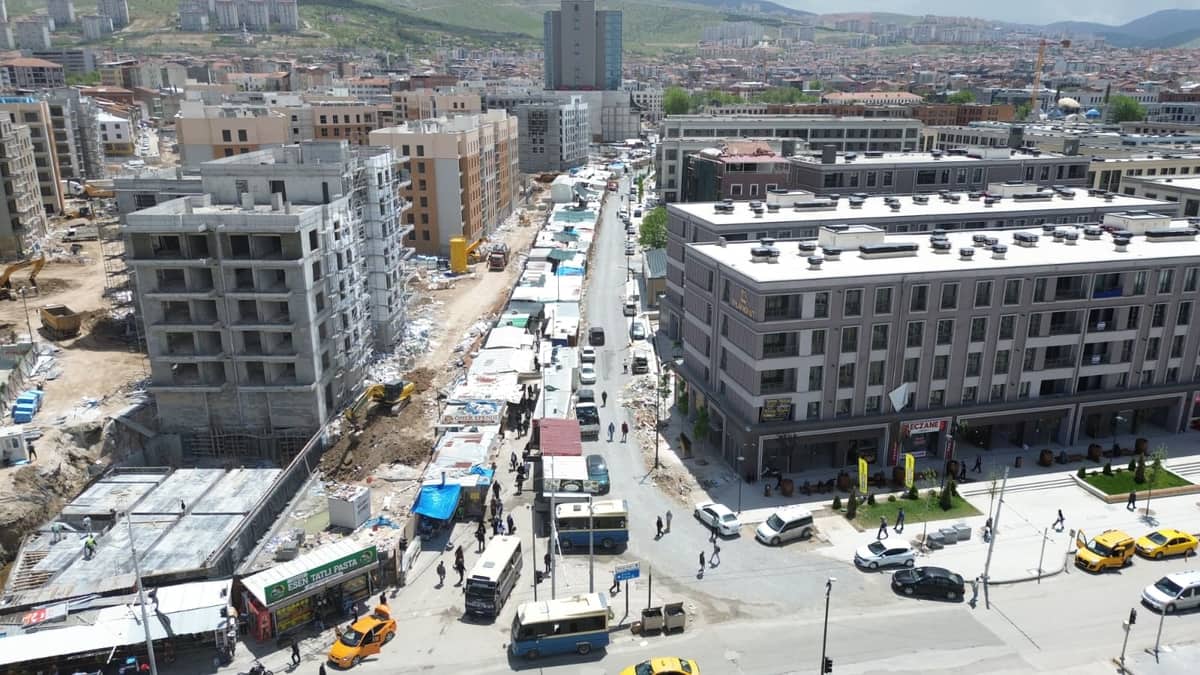 Akpınar’da Bayram Mesaisi: Battalgazi Belediyesi Yolu Yayalara Açtı