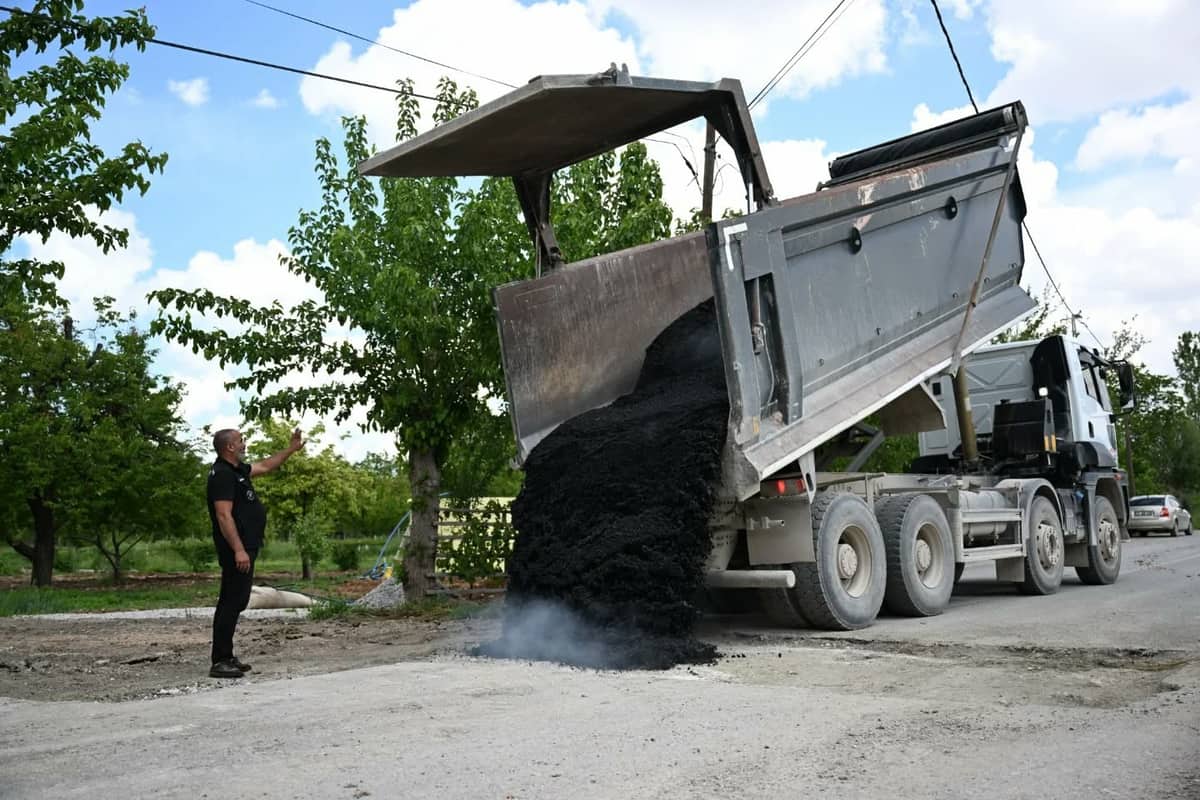 Yeşilyurt Belediyesi Topsöğüt Mahallesi’nde Yol Yenileme Çalışmalarını Sürdürüyor